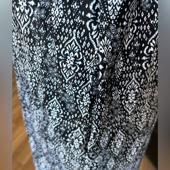 Black & white easy patterned dress in UPF 50 fabric! - Picture 4 of 7